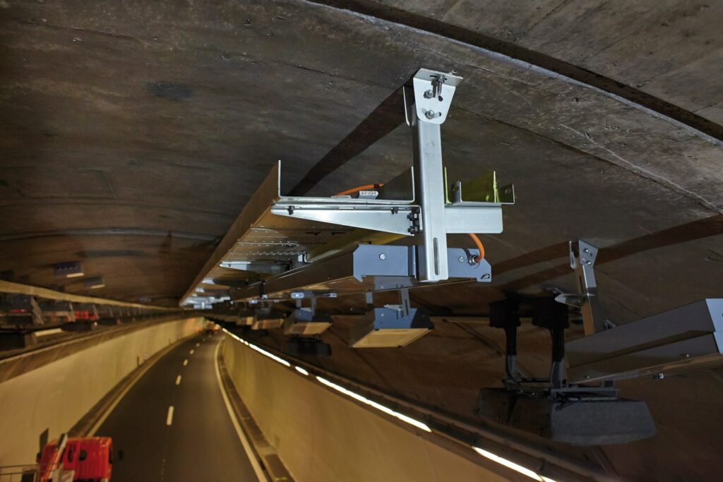 Tunnel routier--éclairage de secours---éclairage---ventilation-